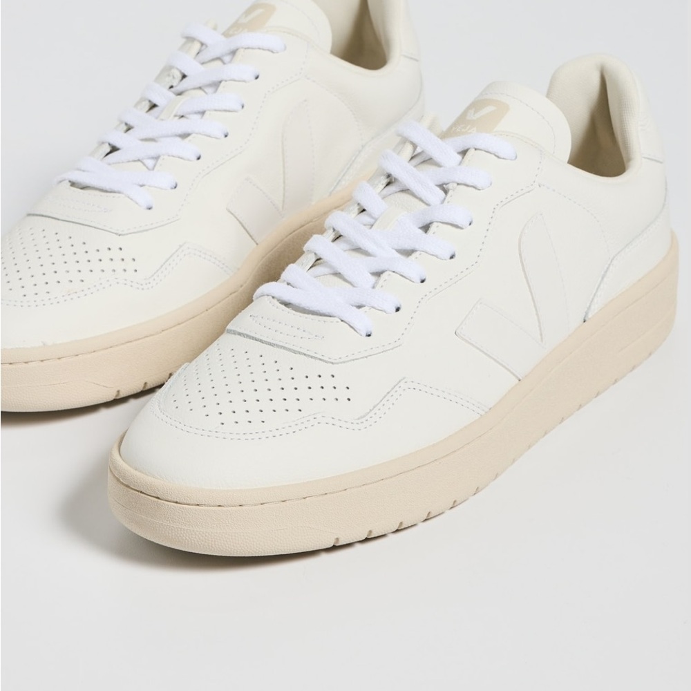 Veja Sneakers - Picture 4 of 15